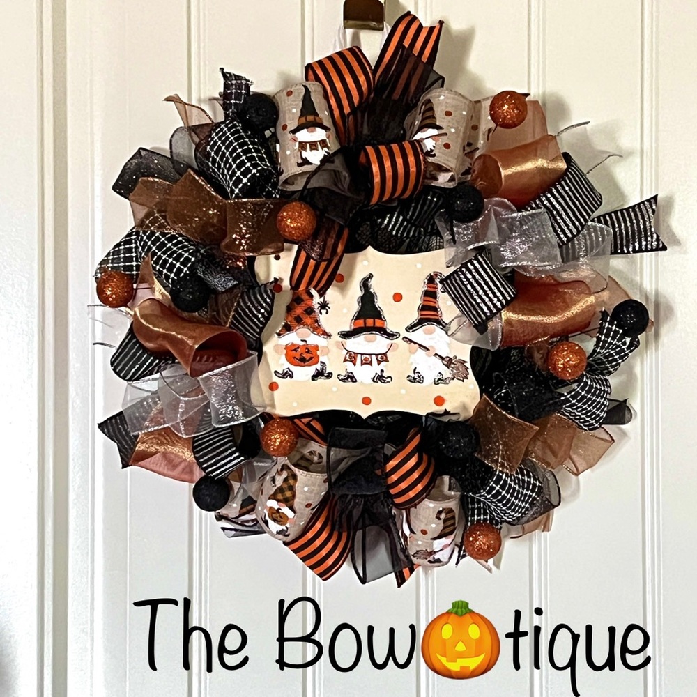 13 inch Halloween Ribbon Wreath Black & Linen Gnome MW12